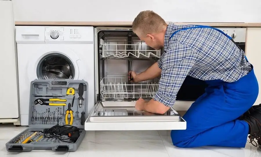 Akyazı Smeg servisi teknisyen ekibi beyaz eşya tamiri yaparken
